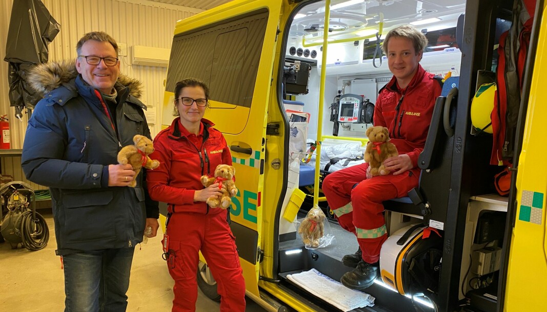 Odd Fellow-bamsen kan være en trøst for barn som må reise med ambulanse. F.v. Nils Stokke, Heidi Røen Solheim og Per Fredrik Mørre.