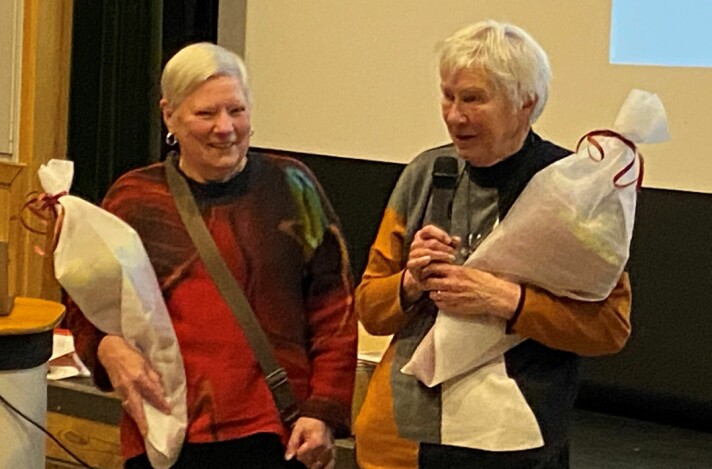 Ragnhild Stavne Bolme og Ann Ingeborg Grimsmo fikk blomster og velfortjent applaus.