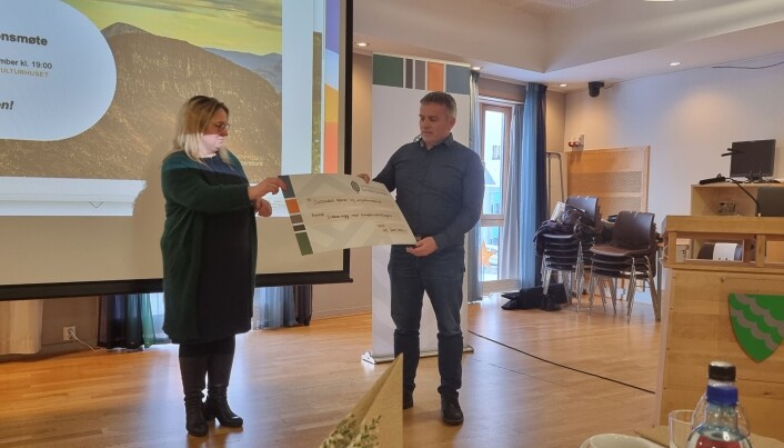 Rektor ved Surnadal barne- og ungdomsskule, Kåre Herrem mottar sjekk på 100 000 kroner av daglig leder Kathrine Mauset Rektor ved Surnadal barne- og ungdomsskule, Kåre Herrem mottar sjekk på 100 000 kroner av daglig leder Kathrine Mauset