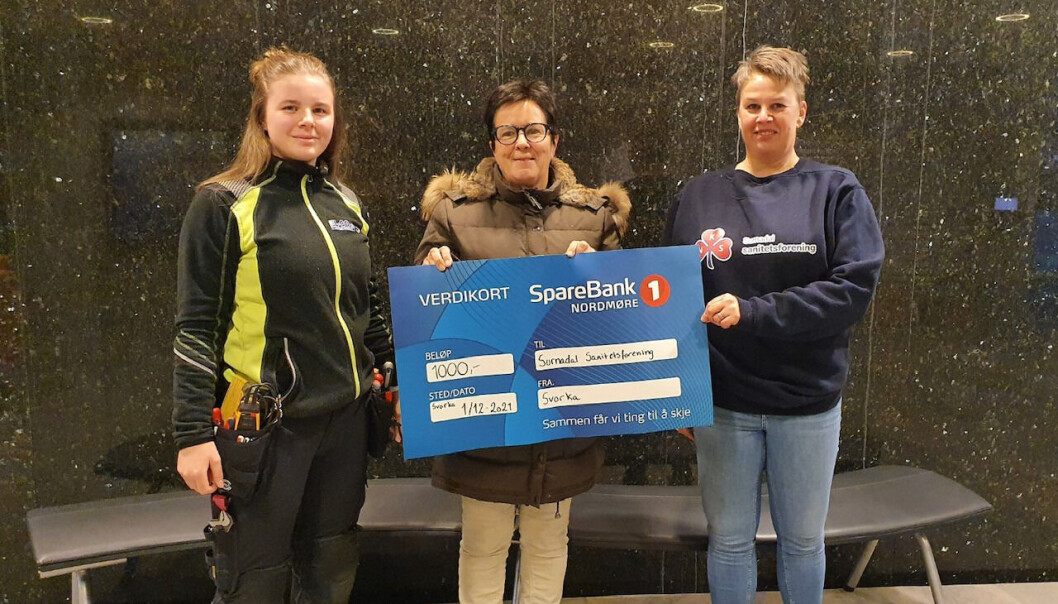 Jorunn Fiske frå El-co AS, Siri Vullum og Elinor Bolme frå Surnadal Sanitetsforening Jorunn Fiske frå El-co AS, Siri Vullum og Elinor Bolme frå Surnadal Sanitetsforening