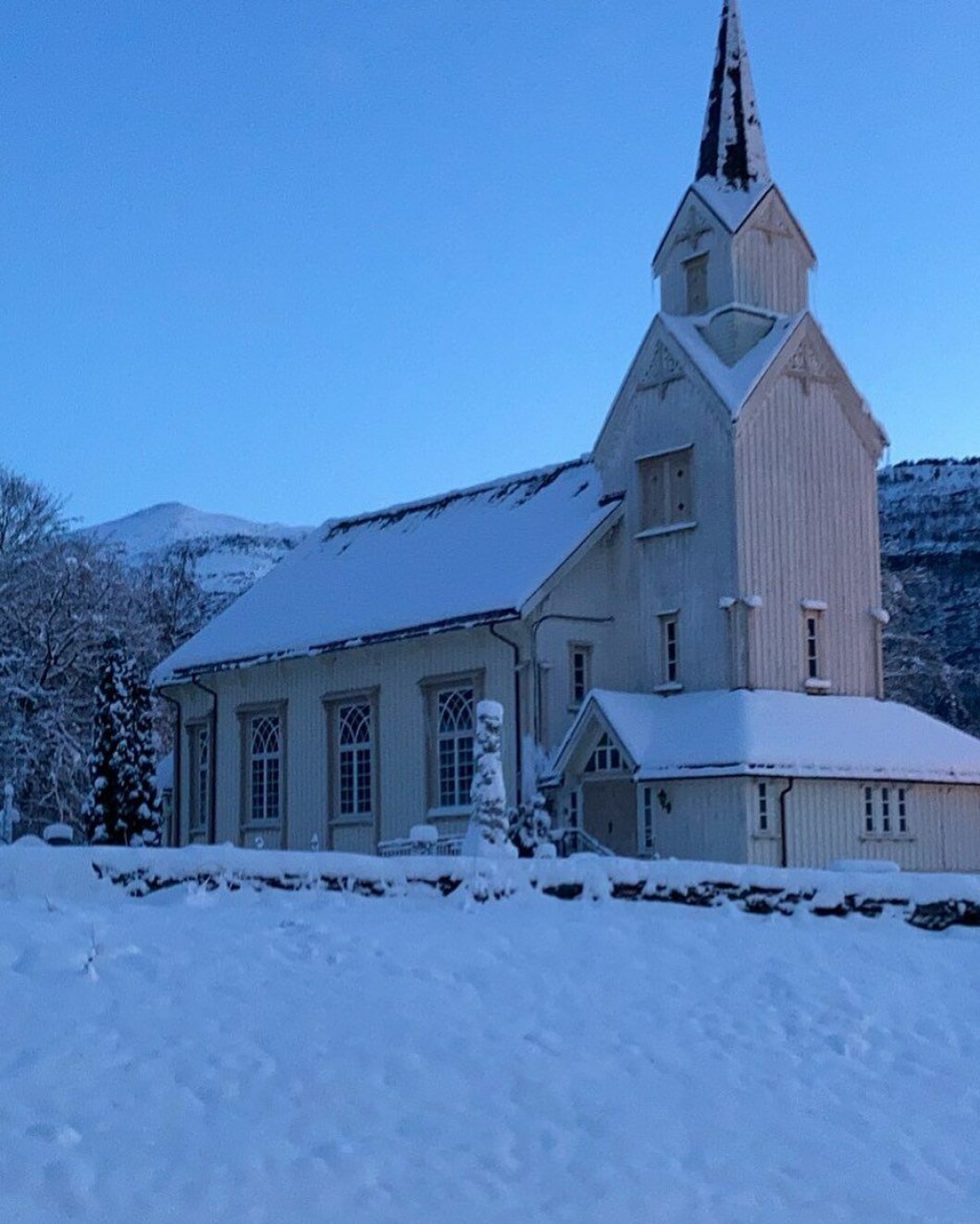 Kom til den hvitmalte kirke Kom til den hvitmalte kirke