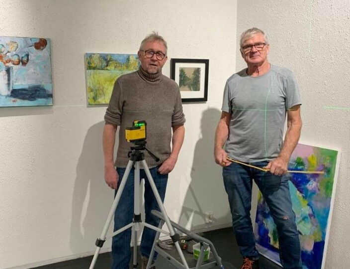 Jon Arne Mogstad er kurator og satte sammen utstillingen med god hjelp av Olav Karlstad, (t. v.) Jon Arne Mogstad er kurator og satte sammen utstillingen med god hjelp av Olav Karlstad, (t. v.)