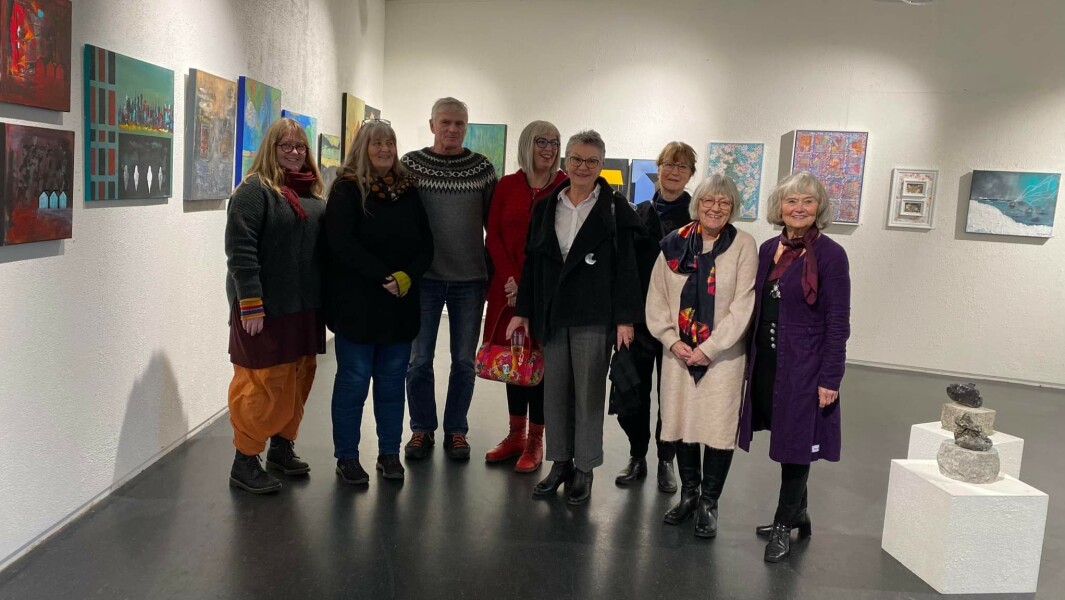 Åtte av de ni utstillerne var til stede på åpningen. Fra v. Sissel halset Storslett, Anne Marie Rognskog, Olav Karlstad, Margit Langli Wiik, Rannveig Brøske, Guri Seljebø, Anne Grete Kvendset og Anne Vognild Einum Åtte av de ni utstillerne var til stede på åpningen. Fra v. Sissel halset Storslett, Anne Marie Rognskog, Olav Karlstad, Margit Langli Wiik, Rannveig Brøske, Guri Seljebø, Anne Grete Kvendset og Anne Vognild Einum
