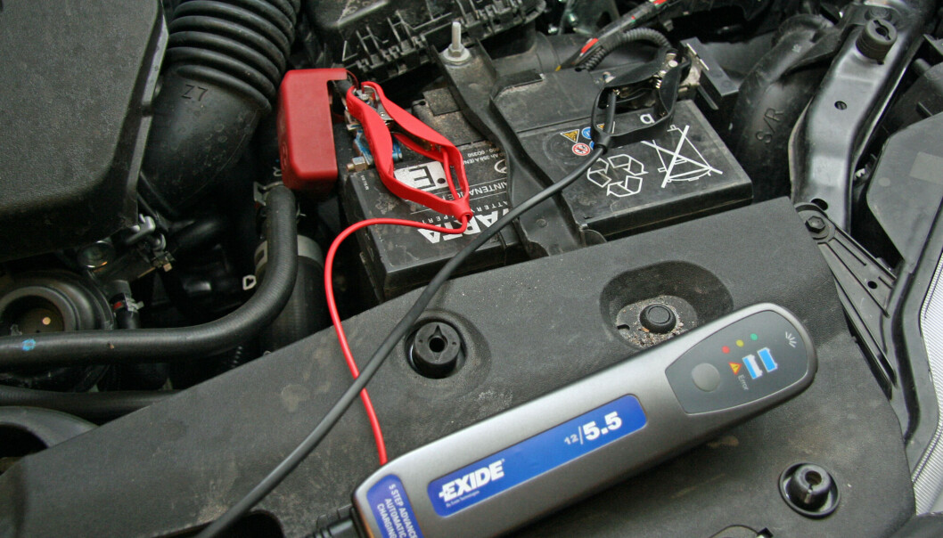 Det er lurt å alltid ha fulladet batteri. Batteriet har lettere for å tømmes for strøm når det ikke er toppladet. En vedlikeholdslader er ikke kostbar, og den er enkel å bruke. Det er lurt å alltid ha fulladet batteri. Batteriet har lettere for å tømmes for strøm når det ikke er toppladet. En vedlikeholdslader er ikke kostbar, og den er enkel å bruke.