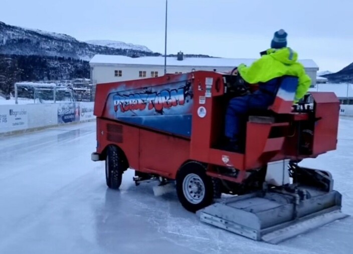 Ismaskinen sørger for jevn overflate Ismaskinen sørger for jevn overflate