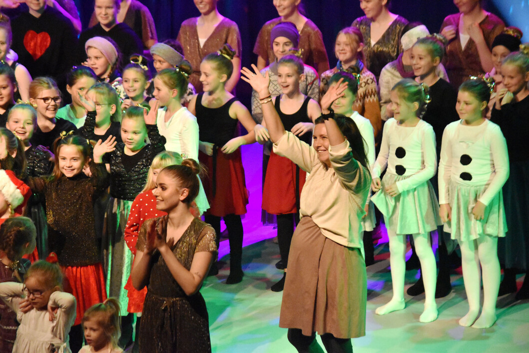 Dansepedagog Stine Valde (til høyre) sammen med danseelever fra kulturskolen i Surnadal og Rindal Dansepedagog Stine Valde (til høyre) sammen med danseelever fra kulturskolen i Surnadal og Rindal