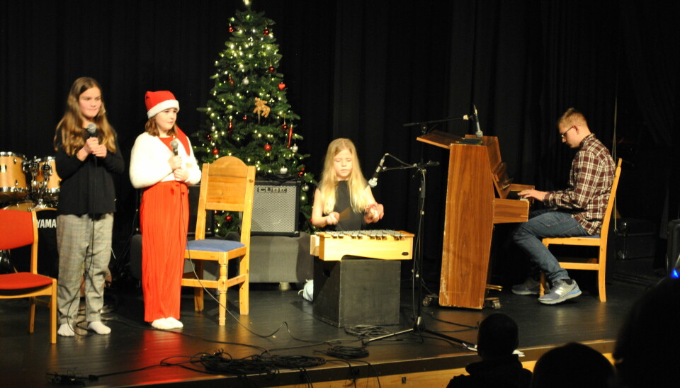 Ane, Ida, Leah og Ole Edvard fremførte 'Nå tennes tusen julelys'.