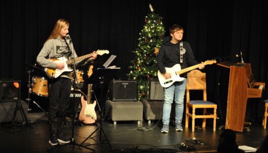 Uma, Daniel og Bastian spilte "21 guns". Uma, Daniel og Bastian spilte "21 guns".
