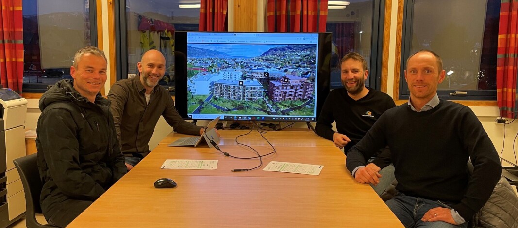 Her signeres kontrakten. F.v. Daglig leder i Salvesen & Thams Eiendom Yngve Bakken, prosjektsjef i Salvesen & Thams Eiendom Martin Wormdal, prosjektleder i B&B Entreprenør Romund Aune og daglig leder B&B Entreprenør Arne Nordbotn. Her signeres kontrakten. F.v. Daglig leder i Salvesen & Thams Eiendom Yngve Bakken, prosjektsjef i Salvesen & Thams Eiendom Martin Wormdal, prosjektleder i B&B Entreprenør Romund Aune og daglig leder B&B Entreprenør Arne Nordbotn.