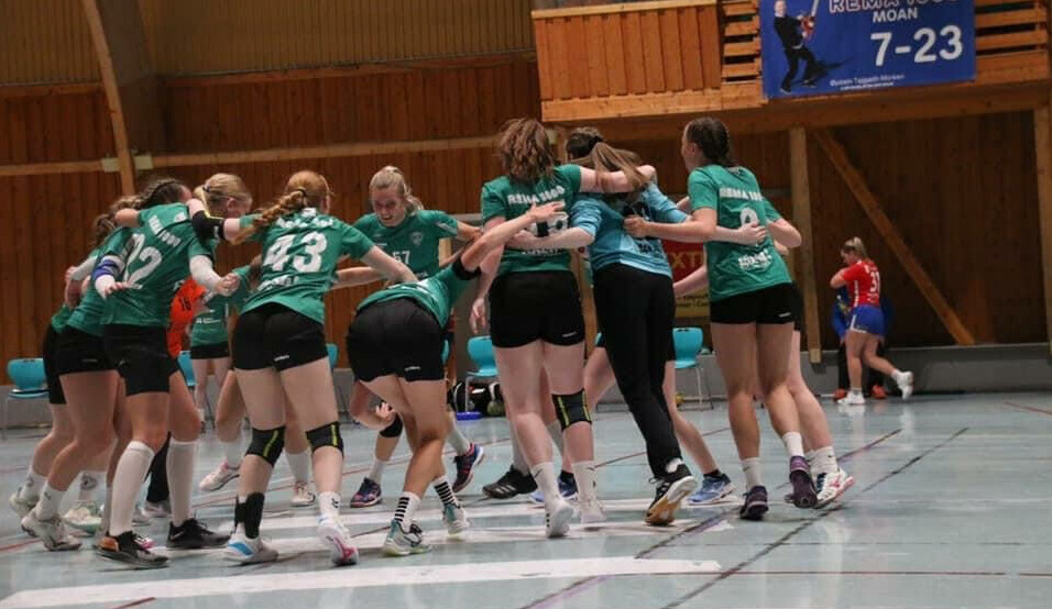SPILLER SERIEKAMPER: Anna Vattøy Solli (19) hadde flere folkehøgskoler å velge mellom, som hadde en håndballinje. Hun valgte Skogn, fordi skolens lag spilte seriekamper.