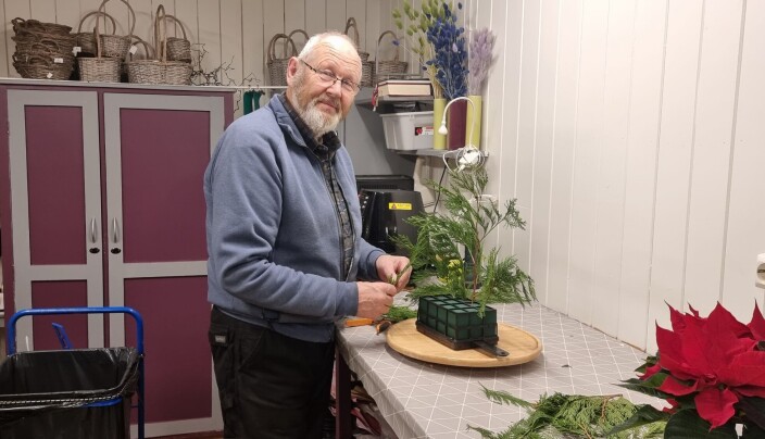 Sigfred Gravvold i gang med blomsterdekorasjon Sigfred Gravvold i gang med blomsterdekorasjon