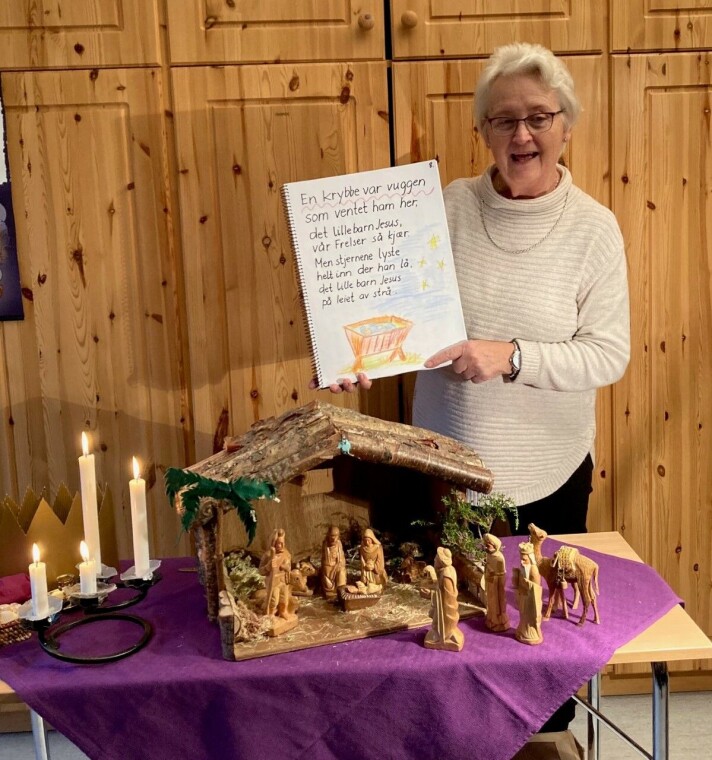 Leder for «Sprell levende», Inger Marie Paulsen, stemmer i julesangen «En krybbe var vuggen som ventet han her». Leder for «Sprell levende», Inger Marie Paulsen, stemmer i julesangen «En krybbe var vuggen som ventet han her».