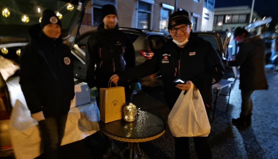 Helge Nilsen Wesche (t. h.) handler med Olaug Kvendset og Anders Gjeldnes ved Todalen Meieri på Reko-ringen