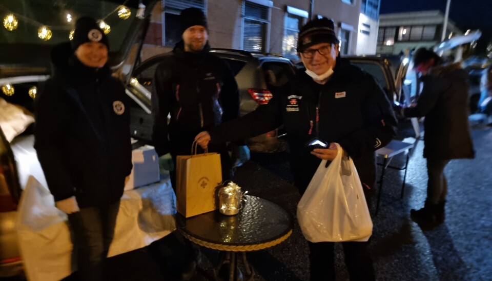 Helge Nilsen Wesche (t. h.) handler med Olaug Kvendset og Anders Gjeldnes ved Todalen Meieri på Reko-ringen Helge Nilsen Wesche (t. h.) handler med Olaug Kvendset og Anders Gjeldnes ved Todalen Meieri på Reko-ringen