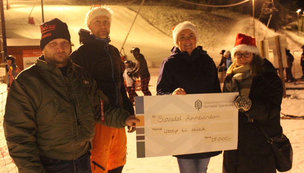 Daglig leder i Surnadal Alpinsenter, Odd Rune Hoem, sammen med tre gavmilde julenisser fra Sparebankstiftelsen; styremedlem Nils Inge Aasgård, nestleder Heid Snekvik og daglig leder Kathrine Mauset. Daglig leder i Surnadal Alpinsenter, Odd Rune Hoem, sammen med tre gavmilde julenisser fra Sparebankstiftelsen; styremedlem Nils Inge Aasgård, nestleder Heid Snekvik og daglig leder Kathrine Mauset.