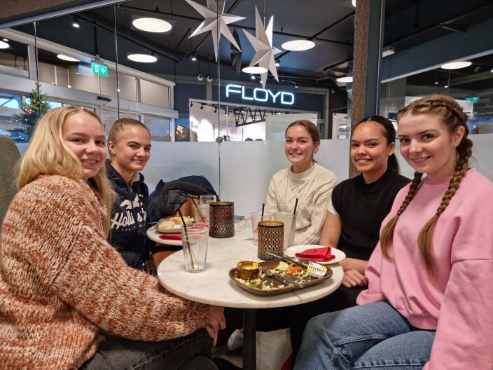Fra venstre: Andrea Fiske, Ellen Svendsen Fiske, Maren Karlsen, Carina Fiske og Anja Vaag Bolme Fra venstre: Andrea Fiske, Ellen Svendsen Fiske, Maren Karlsen, Carina Fiske og Anja Vaag Bolme