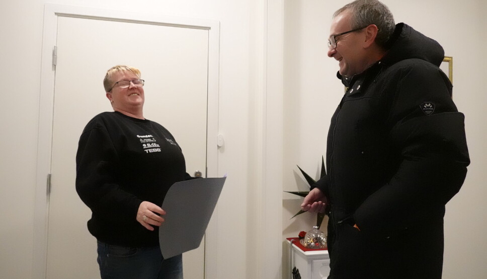 Kristine Jacobsen får gavesjekken fra leder i Turstigruppa Rindal IL, Baard Gåsvand. Kristine Jacobsen får gavesjekken fra leder i Turstigruppa Rindal IL, Baard Gåsvand.