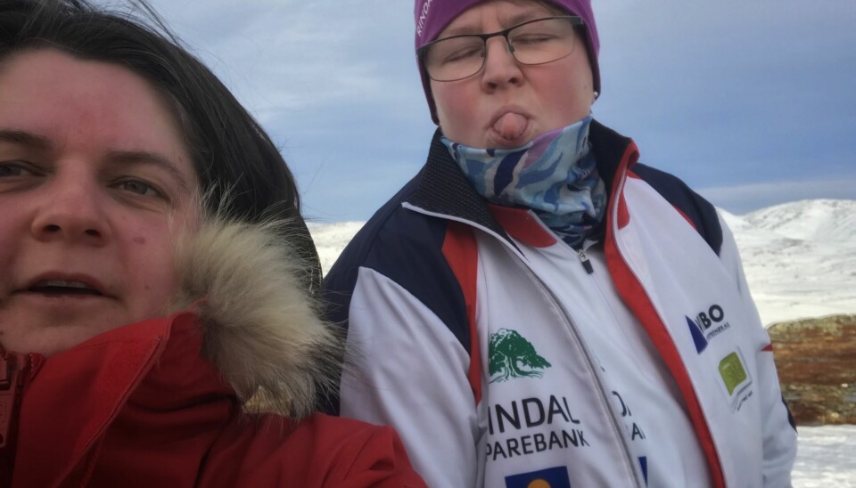 Det viktigste er ikke å vinne, men å ha det artig på tur. Camilla Hyttebakk og Kristine Jacobsen på Skåkleiva.