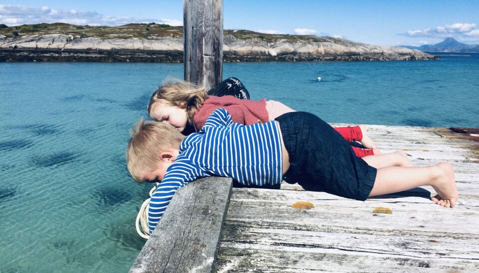 Henge i fjæra, Bodil skriv: 'Vi har mange gode venner i nord, og heldigvis er vi alltid velkommen tilbake på besøk til eventyrlandet Hamarøy. Knut er jo nordlending og vi har hans familie i Lofoten og på Bjarkøy, så hver sommer drar vi nordover på ferie. Det er viktig for oss at ungene skal kjenne at de har tilhørighet til begge steder. Og hva er bedre en å henge i fjæra med en god venn og bare kjenne at det er ganske ålreit å være til.' Foto: Bodil Børset