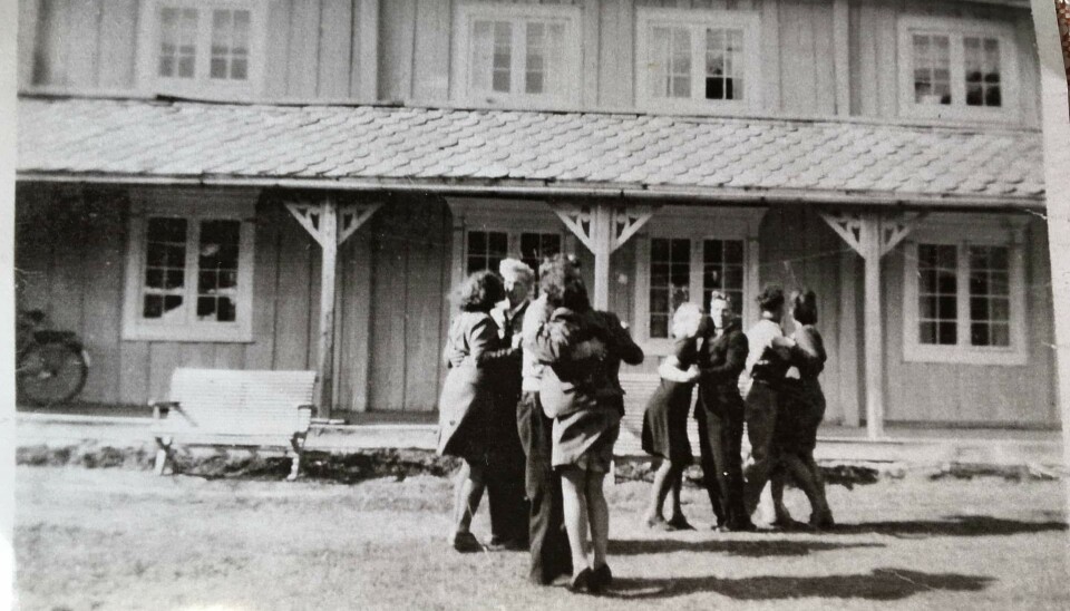 - Mitt favorittfoto, Bodil skriv 'Den engelske verandaen ble antakelig tilført huset rundt 1870 da lakselordene begynte å residere på Børset om sommeren. Den ble revet på 60-tallet og vi har greid å rekonstruere den ut fra gamle bilder. Verandaen var et godt uterom for både besøkende og gardsfolket til kvardag og høytid. Et av mine favorittfoto er dette bildet der det bys opp til dans.' Foto: Privat