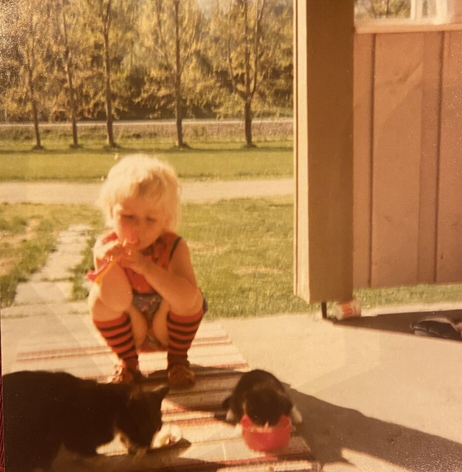 Dagdraumar og pissikatt, Bodil spelar kazoo for pissi på trappa heime Foto: Privat