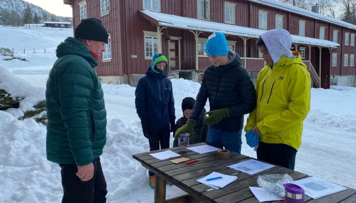 Lars Kvendset tek i mot tippeforslag på godtekrukka av Shan Allan Halle, Ingebrigt Bergli, Johan Ranes og Van Adrian Ansnes. Lars Kvendset tek i mot tippeforslag på godtekrukka av Shan Allan Halle, Ingebrigt Bergli, Johan Ranes og Van Adrian Ansnes.