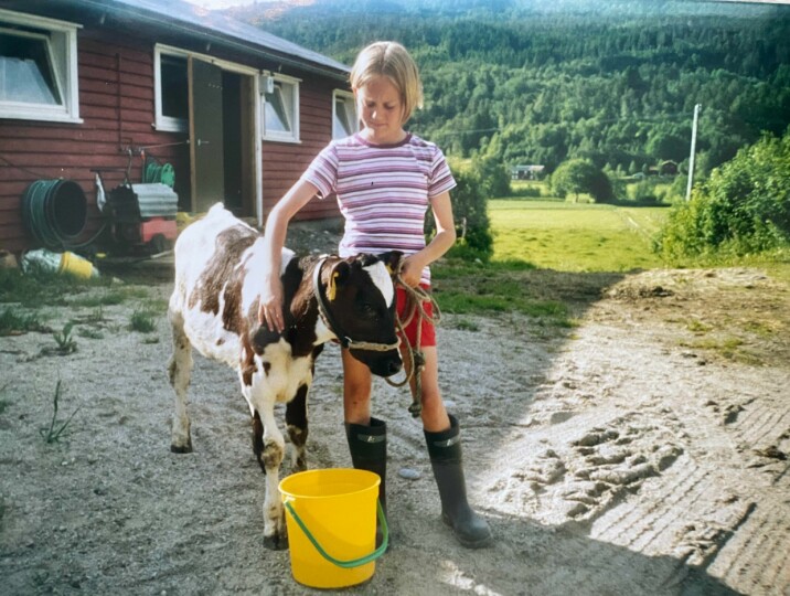 Berit har alltid likt seg blant dyrene på gården. Her er hun 7 år gammel.