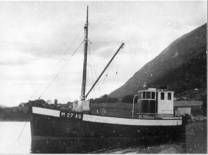Frakteskuta «Kvitholmen» (Magnar Bøklepp) var opprinneleg klinkabåt, men vart seinare «forhudd» med plank – som vi ser på biletet frå 1944. (Bøfjorden Historielag)