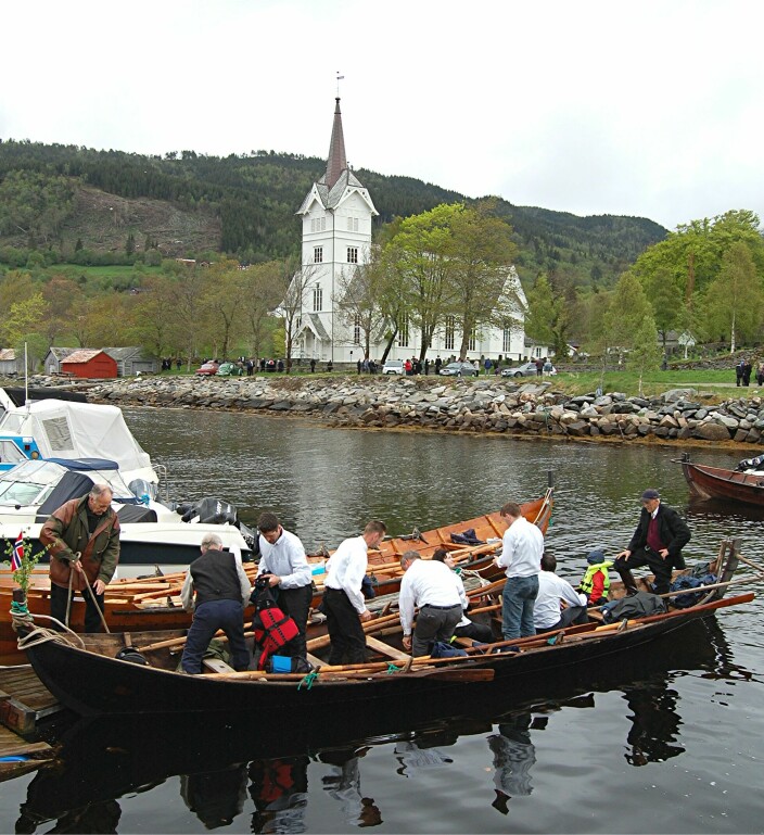 Pinsedag 2010: Kyrkjebåtroing til Stangvik. «Torvikbåten» (nærast) side om side med «Hjelmkonnå». Ytst til høgre ser vi litt av «Hamnesbåten».