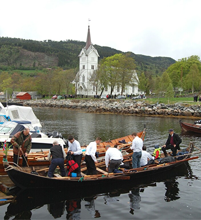 Pinsedag 2010: Kyrkjebåtroing til Stangvik. «Torvikbåten» (nærast) side om side med «Hjelmkonnå». Ytst til høgre ser vi litt av «Hamnesbåten». Pinsedag 2010: Kyrkjebåtroing til Stangvik. «Torvikbåten» (nærast) side om side med «Hjelmkonnå». Ytst til høgre ser vi litt av «Hamnesbåten».