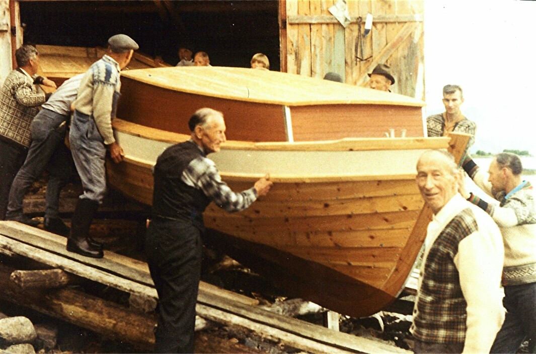 Ola M. Bøklepp (nærast til høgre) og dugnadsfolk under sjøsettinga av hans siste motorbåt, bygd i Skoglund-naustet rundt 1970. Sjøsettingar var som 17. mai i bygda!