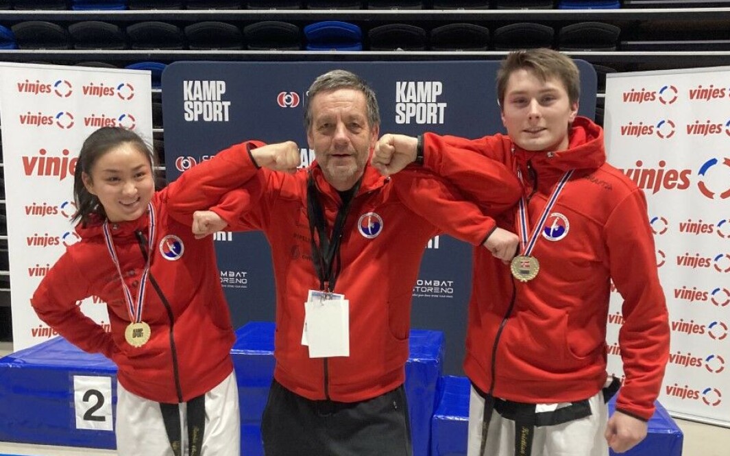Kjell Gunnar sammen med Tania og Kristian, som vant traditional sparring i NM i høst. Tania er praktikant og Kristian er elev ved Nordmøre Folkehøgskule. Kjell Gunnar sammen med Tania og Kristian, som vant traditional sparring i NM i høst. Tania er praktikant og Kristian er elev ved Nordmøre Folkehøgskule.