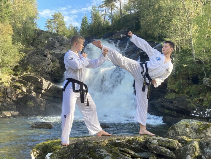 Trening ved Storfossen ved Talgø gamle møbelfabrikk. Kasper og Kristian. Trening ved Storfossen ved Talgø gamle møbelfabrikk. Kasper og Kristian.