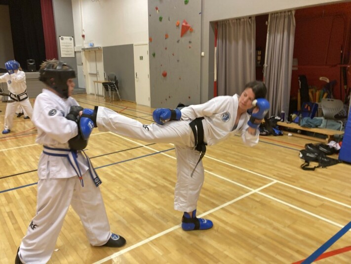 Mia Gulbrandsen underviser sparring i Surnadal NTN Taekwon-Do klubb Mia Gulbrandsen underviser sparring i Surnadal NTN Taekwon-Do klubb