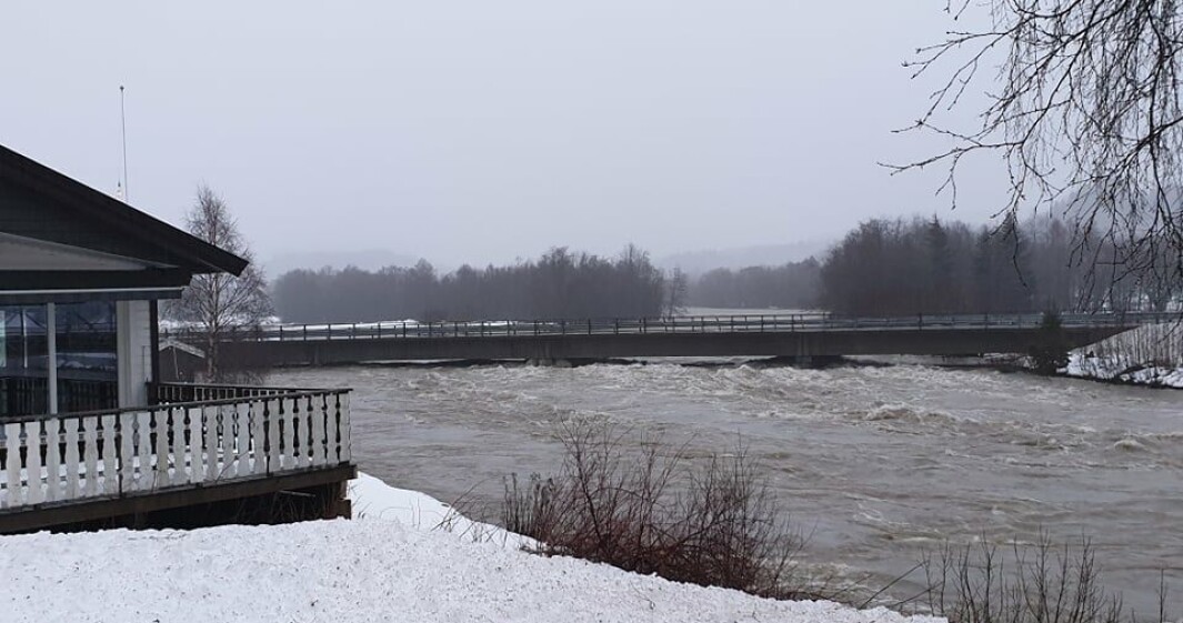 Faretruende høy vannstand ved Bolme bru. Faretruende høy vannstand ved Bolme bru.