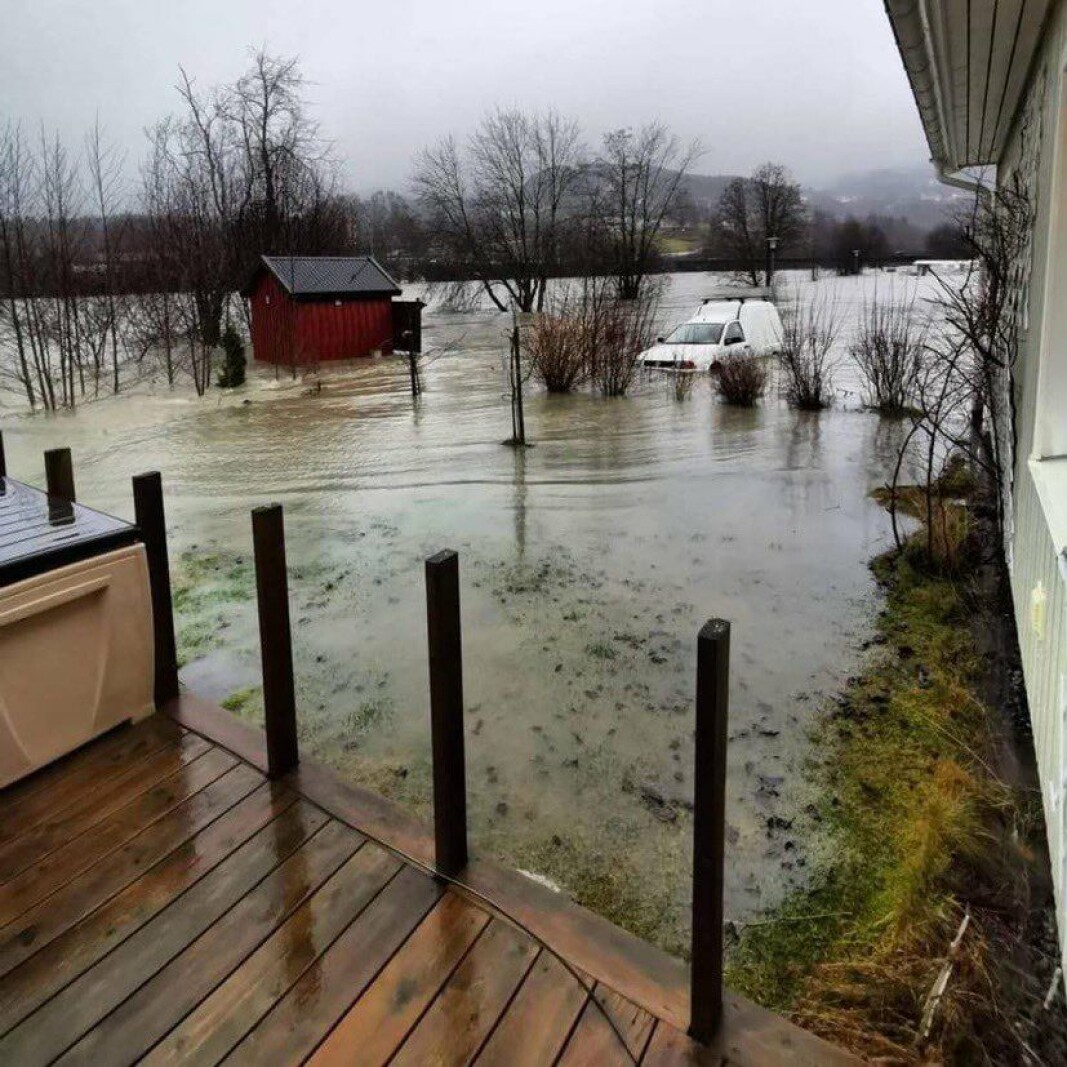 Vannet steg raskt opp mot boligen til familien Grewe. Firmabilen ville ikke starte torsdag morgen, og ble etter hvert tatt av flommen. Vannet steg raskt opp mot boligen til familien Grewe. Firmabilen ville ikke starte torsdag morgen, og ble etter hvert tatt av flommen.