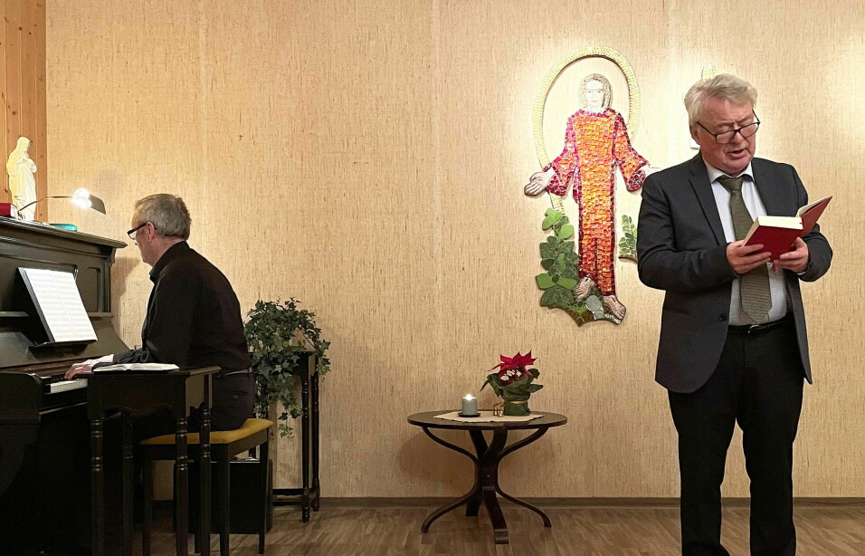 Bernt Bøe (ved pianoet) og songaren Svein Volle delte salmeperler med forsamlinga