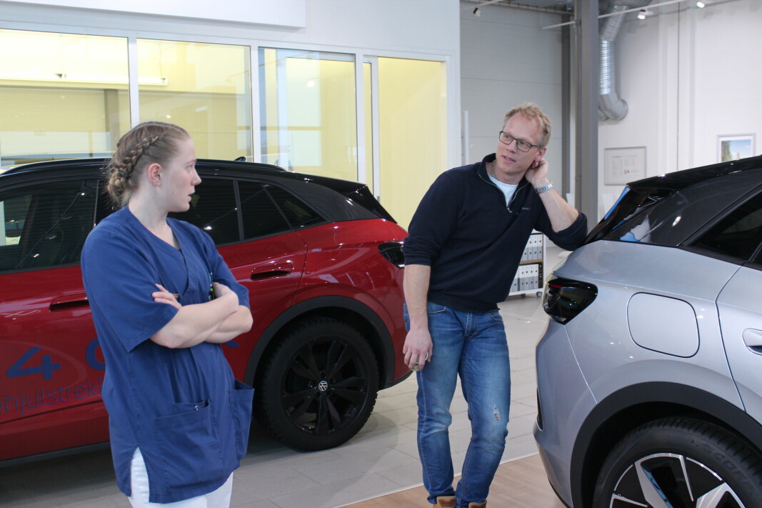 Inger Svanem og Arnbjørn Heggset diskuterer de nye bilene.