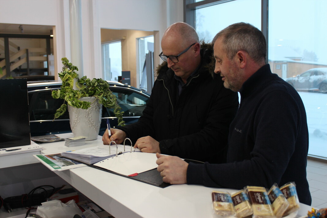 Knut Haugen signerer kontrakten.