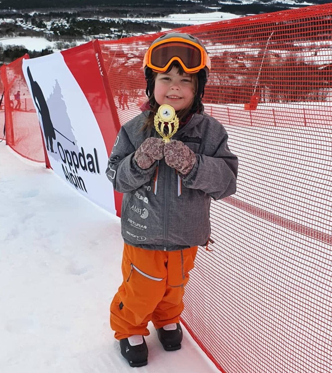 Olise Aarnes Øverland. Stor stas med pokal. Olise Aarnes Øverland. Stor stas med pokal.
