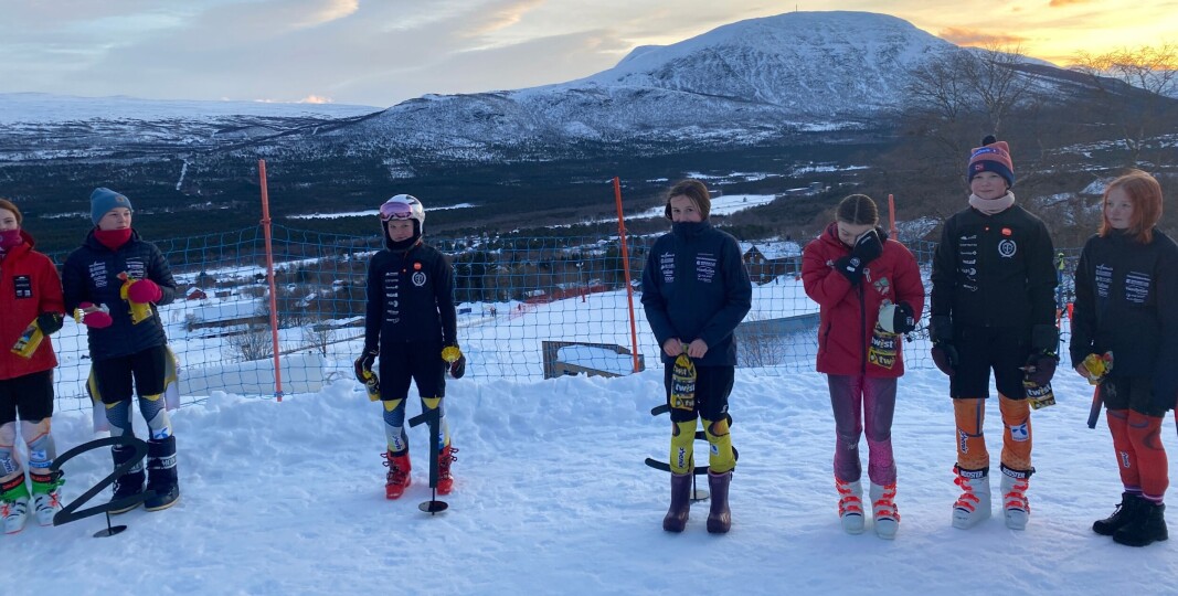 Premieutdeling i storslalåm for J14. Selma Stavik Heggset 1. plass. Eirin Aasgård 4. plass. Premieutdeling i storslalåm for J14. Selma Stavik Heggset 1. plass. Eirin Aasgård 4. plass.