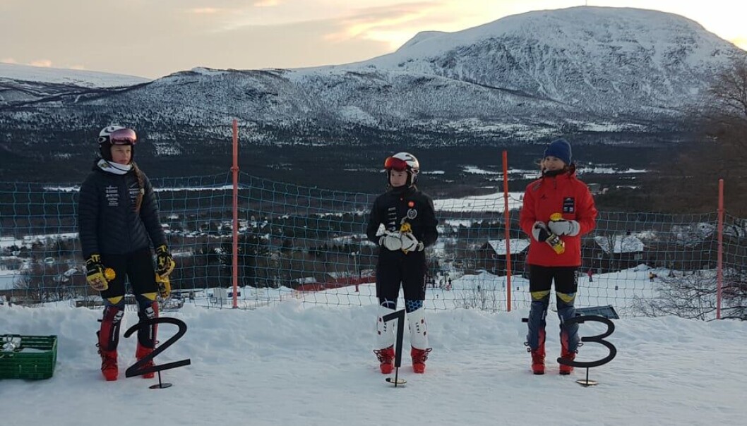 Premieutdeling i storslalåm for J16. Maya Mogstad tok seieren i klassen. Premieutdeling i storslalåm for J16. Maya Mogstad tok seieren i klassen.