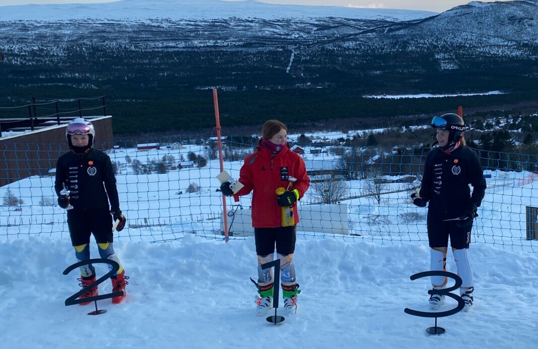 Premieutdeling i slalåm for J14. Matilde Brattbakk, Oppdal tok seieren. Selma Stavik Heggset 2. plass og Marianne Svendsen Fiske 3. plass. Premieutdeling i slalåm for J14. Matilde Brattbakk, Oppdal tok seieren. Selma Stavik Heggset 2. plass og Marianne Svendsen Fiske 3. plass.