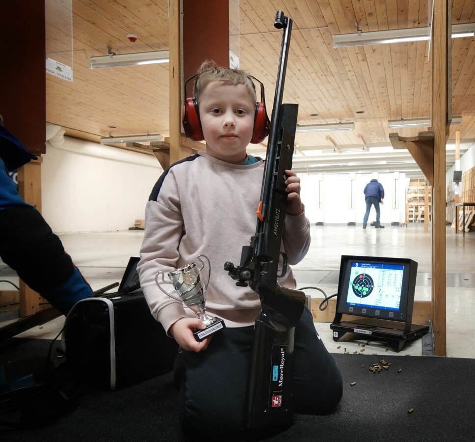Sivert Stenberg, 8 år, fra Surnadal Skytterlag med premie. Dette er andre stevnet han deltar på.