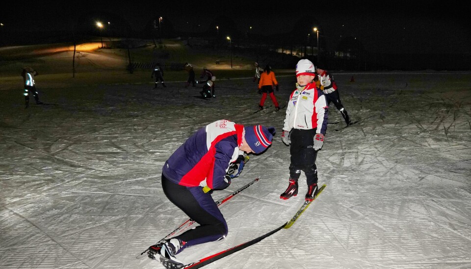 Olai Bjørnås trenger hjelp fra trener Pål Sande. Skia faller av og bindingen sitter igjen på skoen.