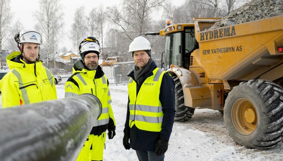 Asker kommune er først ut med å kjøpe fossilfrie rørsystem i Norge. Fra venstre prosjektansvarlig Einar Hoset, miljørådgiver Jonas Tautra Vevatne og salgs- og markedsdirektør i Pipelife, Jørn Fragge.