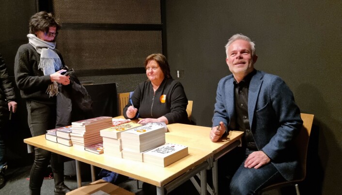 Renberg har kontakt med lesarane medan Mette Sæter Ormset sikrar seg bok frå bokhandlar Tove Sundli Renberg har kontakt med lesarane medan Mette Sæter Ormset sikrar seg bok frå bokhandlar Tove Sundli