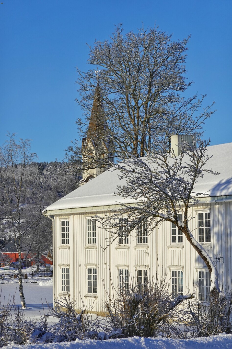 Presteboligen og tårnet på Rindal Kirke.
