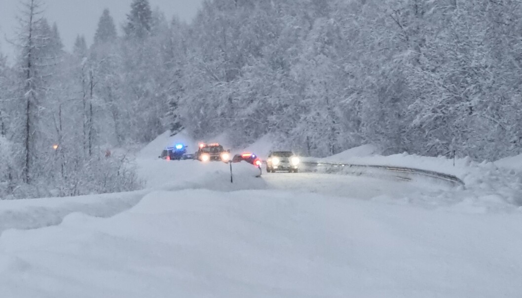 En bil fikk problemer med å komme seg videre opp bakken etter å måtte stoppe på grunn av trafikkdirigering En bil fikk problemer med å komme seg videre opp bakken etter å måtte stoppe på grunn av trafikkdirigering