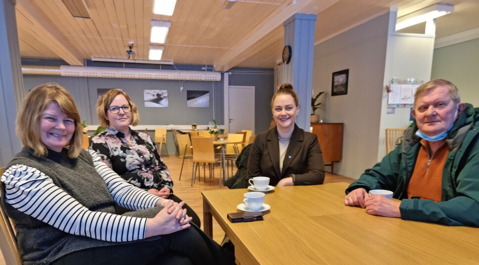 Kulturkonsulent Lilli Husby, t v, daglig leder i Surnadal Frivilligsentral Hilde Staveli Solli, Fylkesvaraordfører Line Hoem og styremedlem i Surnadal Frivilligsentral Reidar Brøske